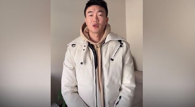 老板办公室强吻亲胸视频